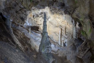 Stalagmit na konci Dlhého dómu