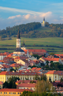 Centrum Levoče, v pozadí Mariánska hora