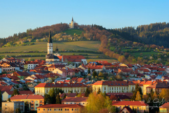 Centrum Levoče, v pozadí Mariánska hora