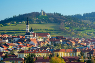 Centrum Levoče, v pozadí Mariánska hora
