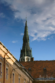 Veža veľkého kostola v odraze